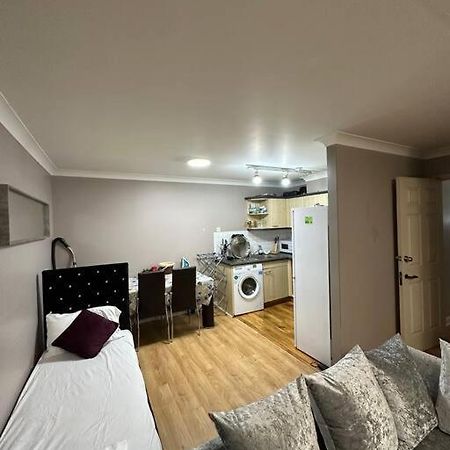 A 2 Standard Bedrooms Flat London Eksteriør billede
