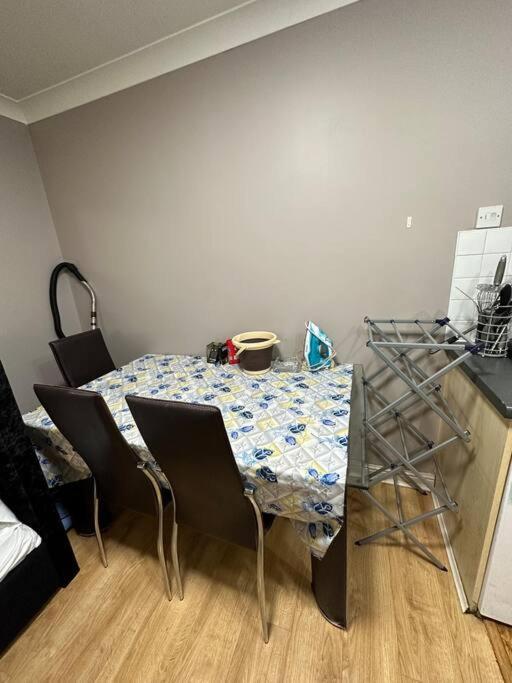 A 2 Standard Bedrooms Flat London Eksteriør billede