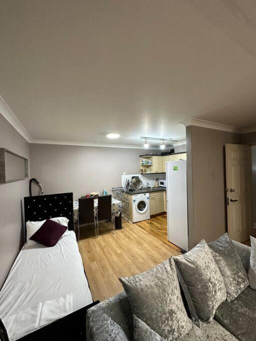 A 2 Standard Bedrooms Flat London Eksteriør billede
