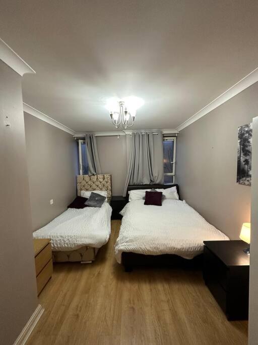 A 2 Standard Bedrooms Flat London Eksteriør billede