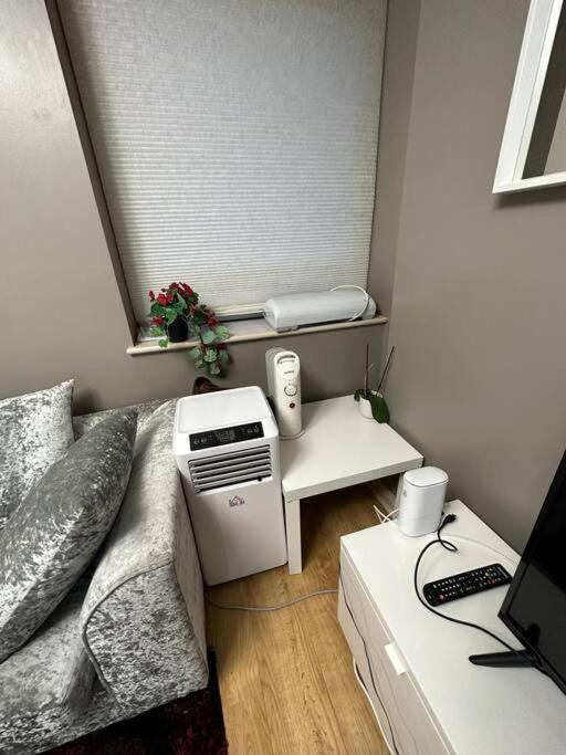 A 2 Standard Bedrooms Flat London Eksteriør billede