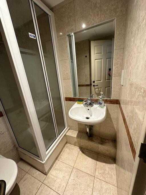 A 2 Standard Bedrooms Flat London Eksteriør billede