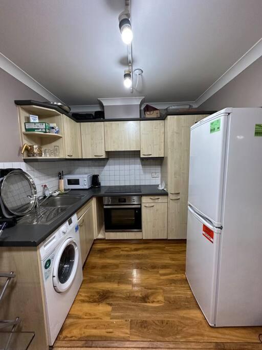 A 2 Standard Bedrooms Flat London Eksteriør billede