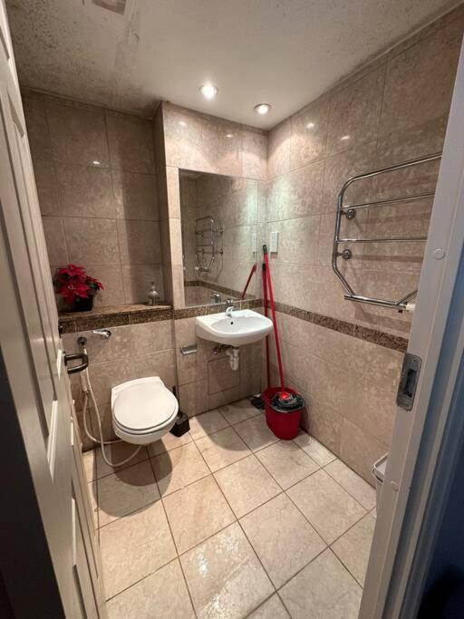 A 2 Standard Bedrooms Flat London Eksteriør billede
