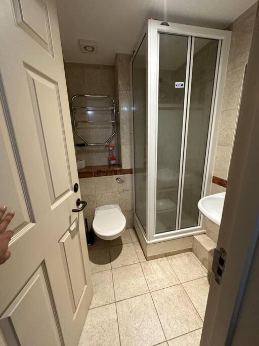 A 2 Standard Bedrooms Flat London Eksteriør billede